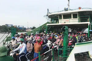 Hơn 95.000 người dồn về, phà Cát Lái ùn ứ kinh hoàng