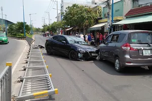 Xế hộp húc văng dải phân cách, tông liên hoàn tại quận Tân Phú