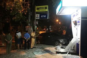 Ô tô BMW tông nát trụ ATM Ngân hàng BIDV lúc rạng sáng