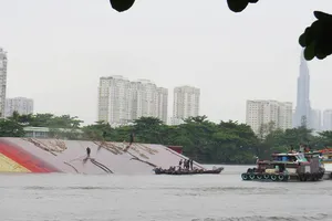 Xà lan hơn 1.500 tấn lật trên sông Sài Gòn