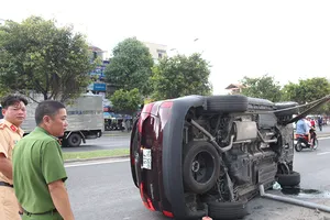 Tài xế lật xe ở Hàng Xanh không đo nồng độ cồn vì chưa tông ai