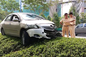 Đụng xe cứu hỏa, ô tô văng lên lề đường Mai Chí Thọ