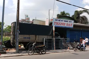 Xe tải lao vào quán ăn ở Thủ Đức, thực khách bỏ chạy