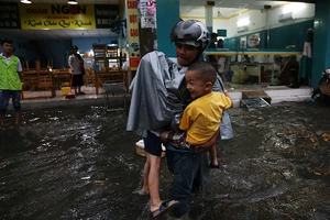 Chùm ảnh đường ngập, học sinh bì bõm về nhà trong mưa