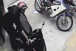 Mang xe Air Blade đến nhờ người mất trộm sang tên 