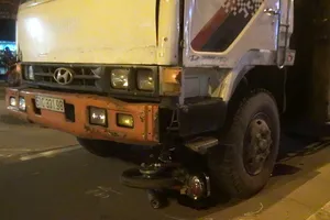 Xe tải cẩu kéo lê xe máy hàng chục mét ở Bình Tân