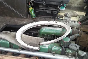 Xe bồn nổ lốp, bánh mâm văng lên cabin xe khách