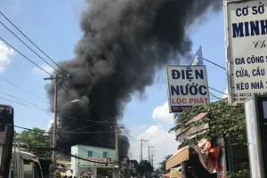 Cháy dữ dội ở xưởng sản xuất mút xốp quận 12