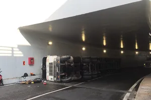 Container lật, trượt dài trong hầm chui Mỹ Thủy