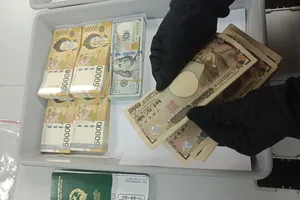 Nữ hành khách mang số ngoại tệ lớn qua Tân Sơn Nhất
