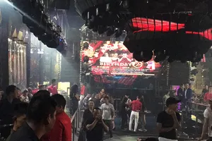 Tiếp viên quán karaoke quận 7 múa khiêu dâm phục vụ khách 