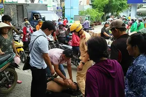 CSGT cùng người dân bắt tên trộm xe AirBlade trên đường