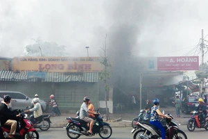 Cháy dữ dội ở tiệm thịt vịt tại quận 8 