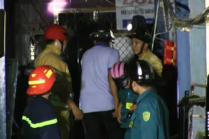 Sập nhà cổ ở quận 1, nhiều người mắc kẹt kêu cứu
