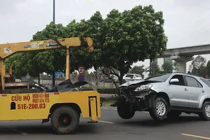 Tông nhiều xe máy dừng đèn đỏ, tài xế cố thủ trong ô tô