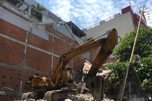 Quận 6: Nhà đang tháo dỡ bị sập, 1 người tử vong