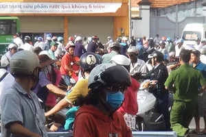 Cảnh sát vất vả can ngăn 2 người đàn ông sau va chạm