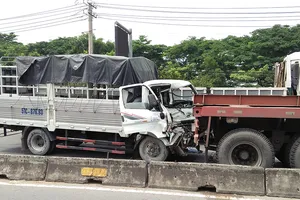 Ô tô tải tông xe đầu kéo, tài xế kẹt trong cabin bẹp dúm