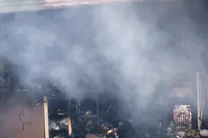 Cháy dữ dội cửa hàng gốm, đồ thờ ở đường Nguyễn Chí Thanh