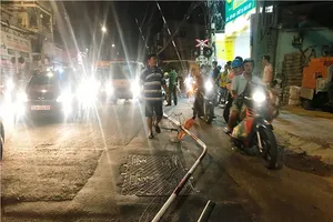 Ô tô húc văng thanh chắn tàu hỏa, đường Phạm Văn Đồng tê liệt