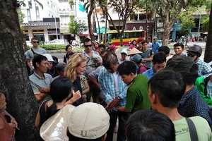 2 tên cướp ngã xe sau khi giật túi du khách ở quận 1