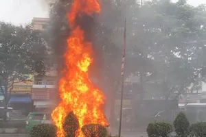 Ô tô đang chạy phừng cháy trên đường Trường Chinh