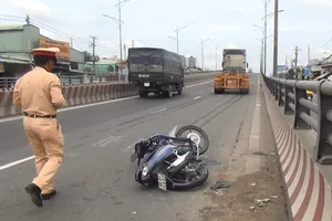 Va chạm container ở đường cấm, hai cha con trọng thương