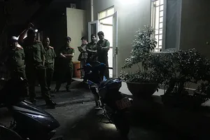 Đạn cắm xuống đường trước khi trúng người coi đua xe ở Gò Vấp