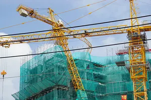 Cần cẩu đang thi công bất ngờ gãy sập ở quận 8