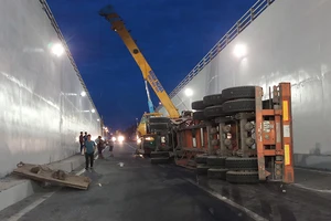 Tiếp tục lật container trong hầm chui Mỹ Thủy