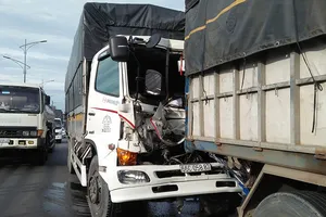 Xe tải tông xe đang dừng trên cầu, tài xế mắc kẹt trong cabin