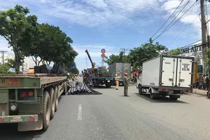 Thắng gấp, hàng tấn thép trên container lùa về phía cabin