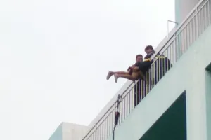 Thất tình, thanh niên 19 tuổi đòi nhảy lầu ở BV Trưng Vương