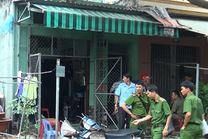 Giải cứu bé gái mắc kẹt, ngạt khói trong đám cháy ở Bình Tân