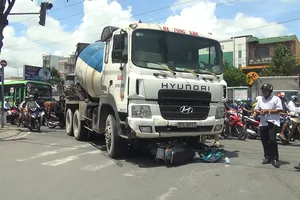 Bị xe bồn cuốn vào gầm, bác xe ôm thoát chết thần kỳ