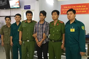 Bị cảnh sát truy đuổi, chạy vào nhà dân đang xem bóng đá trốn