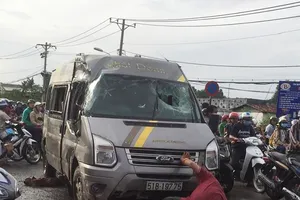 Xe khách lật ở quận 9, nhiều người kêu cứu