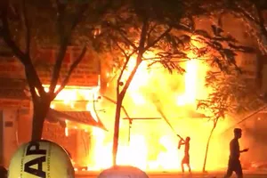 Cháy lan dữ dội sau tiếng nổ ở quận 5, cụ bà mắc kẹt