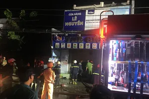 Cháy xe máy ở cửa hàng tại Hóc Môn, chồng chết vợ nguy kịch