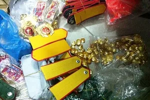 Bắt 'kho' quân phục công an, quần áo phạm nhân giả ở quận 3