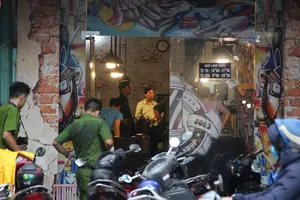 Một thợ hớt tóc bị nhóm côn đồ đâm chết tại quận 12