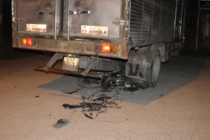 Xe tải cuốn xe máy trên đường Nguyễn Duy Trinh trong đêm