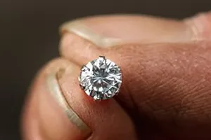 Cô giúp việc trộm nhẫn kim cương chục ngàn USD khoe Facebook