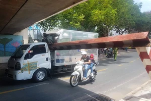 Xe tải kéo sập thanh giới hạn, đường Hoàng Sa bị phong tỏa