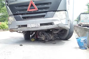 Bình Chánh: Xe đầu kéo đẩy 2 vợ chồng gần 100 m trên đường