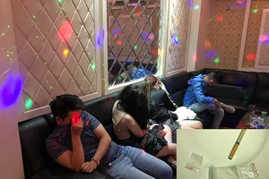 Cảnh sát đột kích 'tiệc ma túy' trong quán karaoke ở quận 5
