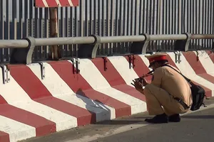 Tự té ngã khi qua cầu vượt Tân Tạo, thanh niên tử vong