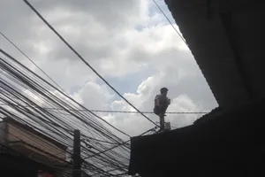 Quận Thủ Đức: Thanh niên ngáo đá khiến cả phường bị cắt điện