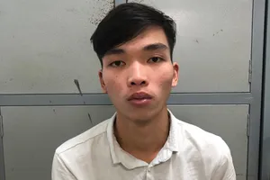 Tìm đồ mất trộm, thanh niên dùng còng số 8 khống chế cô gái