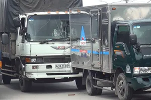 Tông liên hoàn 4 xe, đường Trần Văn Giàu kẹt cứng